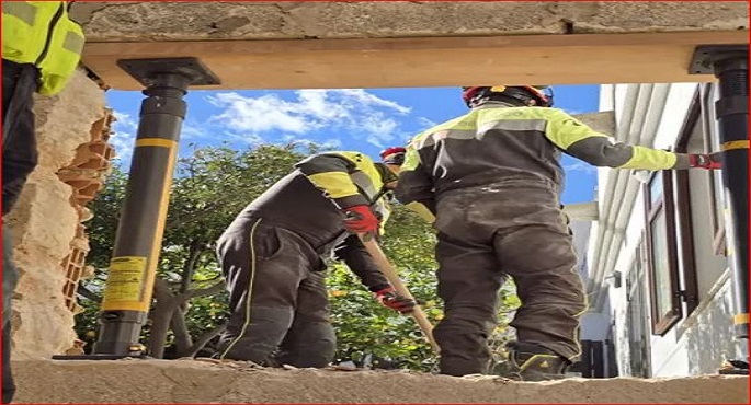 رجال إطفاء في صقلية ينقذون 400 كتاب نادر من مكتبة مهددة بالانهيار