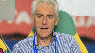 رئيس الاتحاد الجنوب أفريقي لكرة القدم يلمح لإمكانية استمرار المدرب هوجو بروس