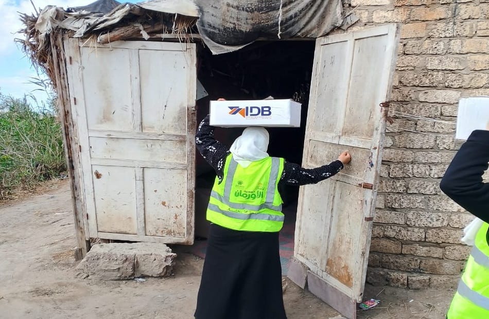 توزيع 445 كرتونة مواد غذائية على الأسر الأولى بالرعاية بقرية الخاشعة 65 في الحامول