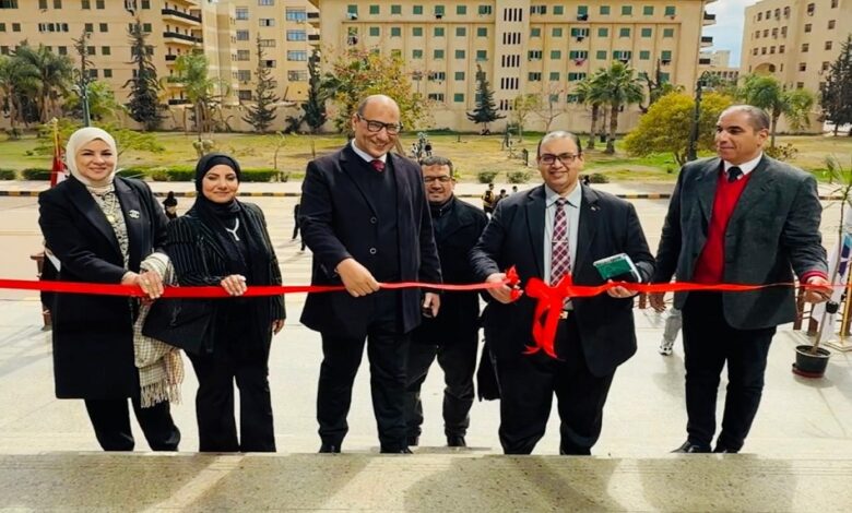 رئيس جامعة كفر الشيخ يفتتح معرضاً لدعم رائدات الأعمال والشباب