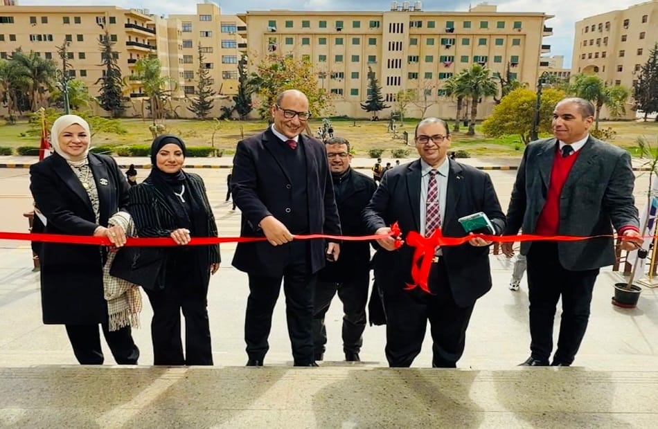 رئيس جامعة كفر الشيخ يفتتح معرضاً لدعم رائدات الأعمال والشباب