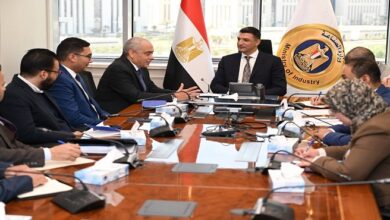 وزير الصناعة يبحث مع مجموعة العربي خطط توسعات بقيمة 480 مليون دولار بمدينة قويسنا الجديدة