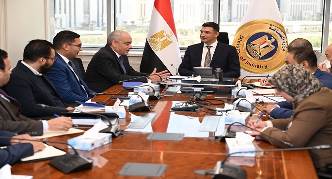 وزير الصناعة يبحث مع مجموعة العربي خطط توسعات بقيمة 480 مليون دولار بمدينة قويسنا الجديدة