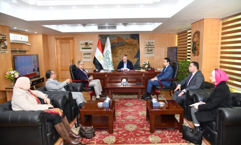 محافظ الفيوم يناقش استراتيجية تأهيل و تدريب قيادات الإدارة المحلية