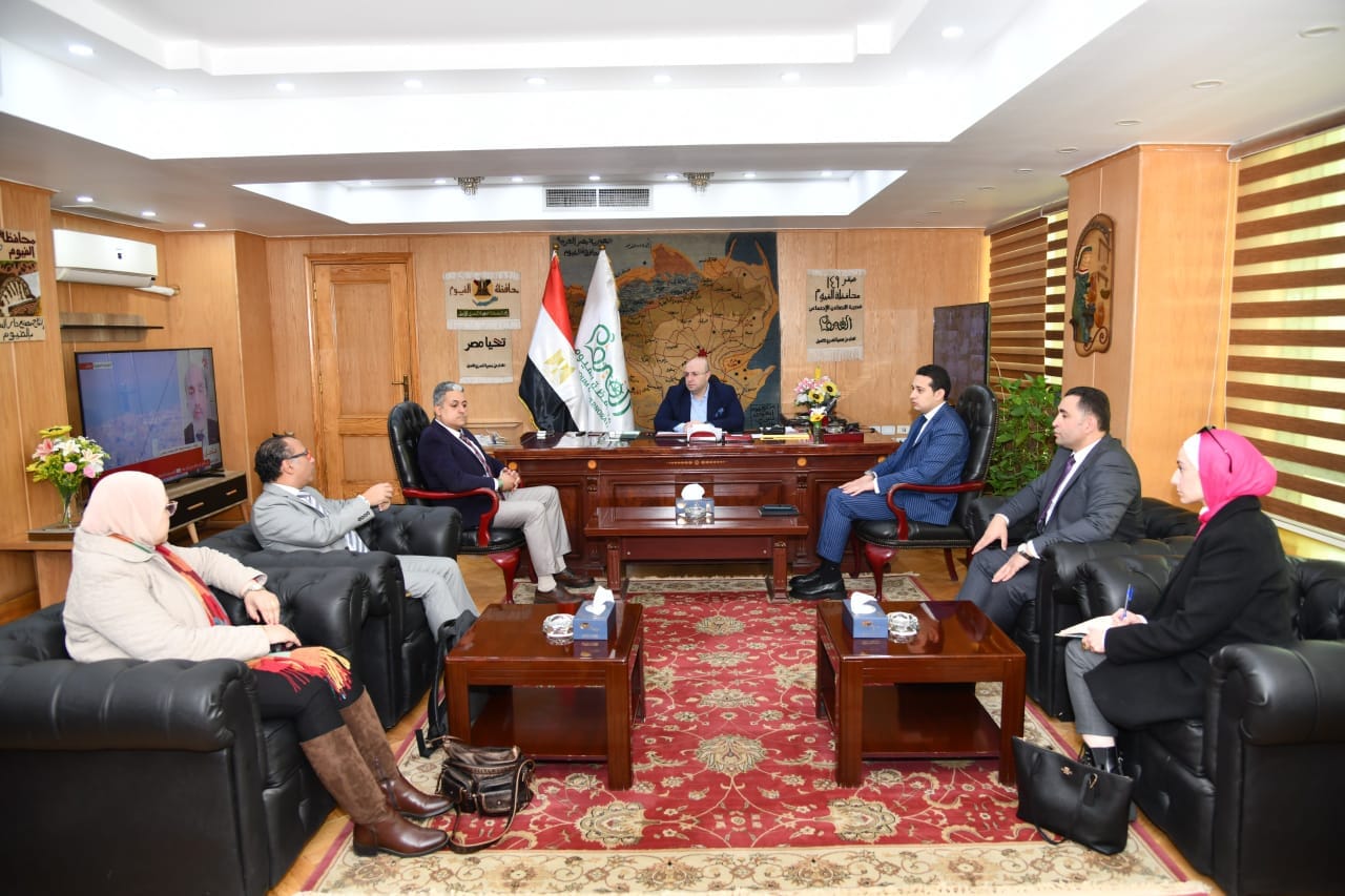 محافظ الفيوم يناقش استراتيجية تأهيل و تدريب قيادات الإدارة المحلية