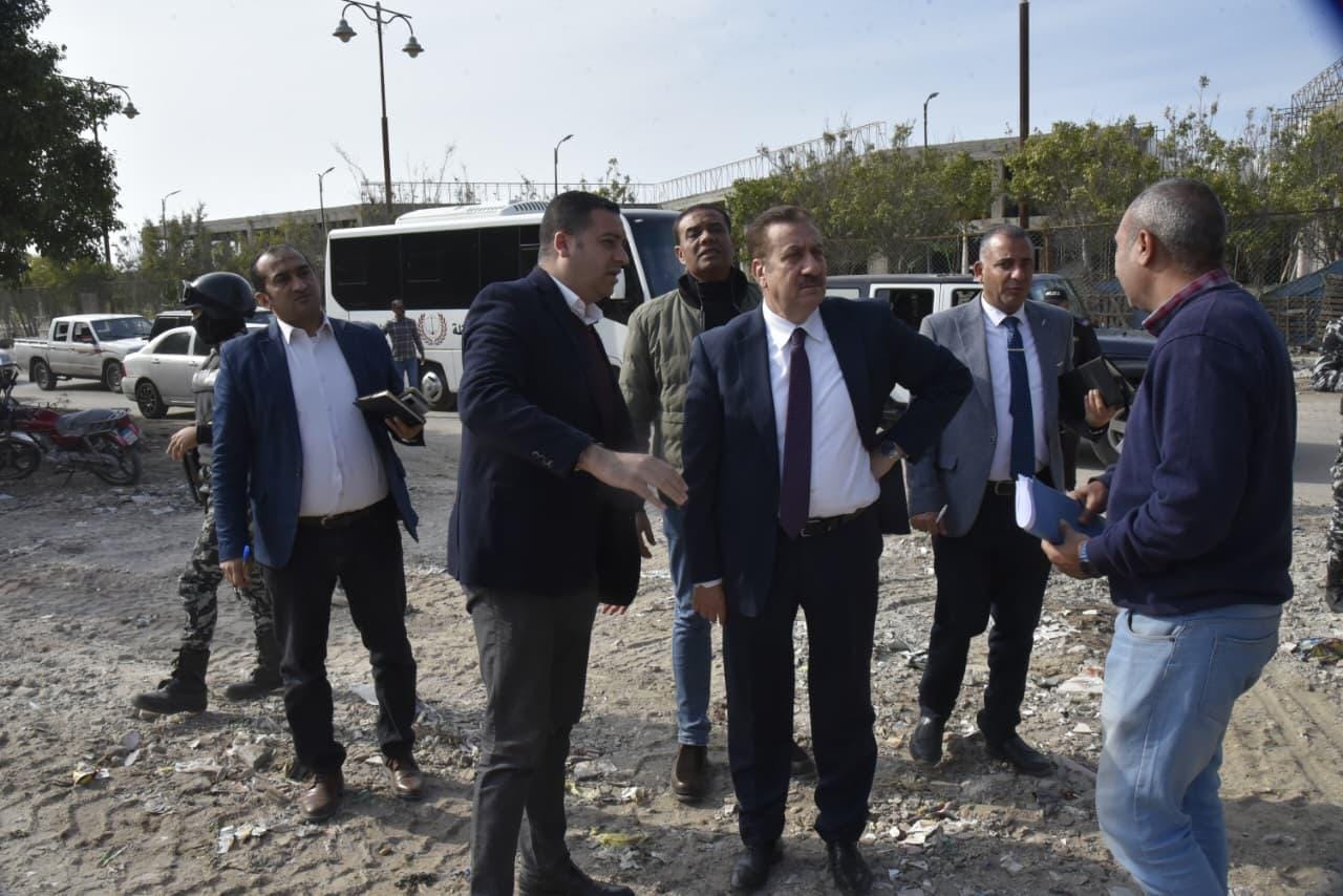 محافظ بورسعيد يتابع إنهاء رفع مخلفات "عمر بن عبد العزيز" ويوجه باستغلال المساحات الخالية