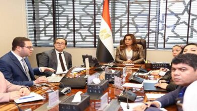 وزيرة التنمية المحلية والبيئة تبحث تطوير ورقمنة منظومة شكاوى المواطنين وتقييم الأثر البيئي