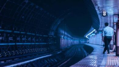 مصابيح زرقاء تخفض حالات الانتحار في محطات القطارات اليابانية بنسبة 84%