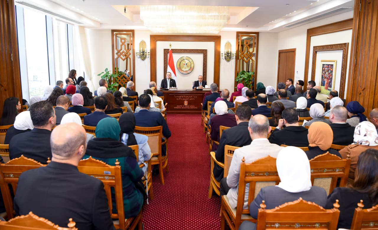 وزير الخارجية يتابع سير العمل بقطاع التعاون الدولي لمناقشة الدمج والتنسيق