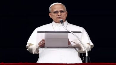 بابا الفاتيكان يدعو قادة العالم لنبذ الحرب والدعاء للسلام العالمي