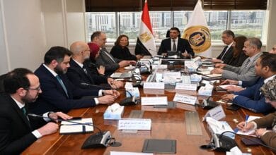 وزير الصناعة يبحث مع جنرال موتورز خطط توسعية لتعزيز تنافسية صناعة السيارات