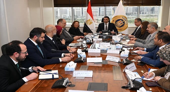 وزير الصناعة يبحث مع جنرال موتورز خطط توسعية لتعزيز تنافسية صناعة السيارات