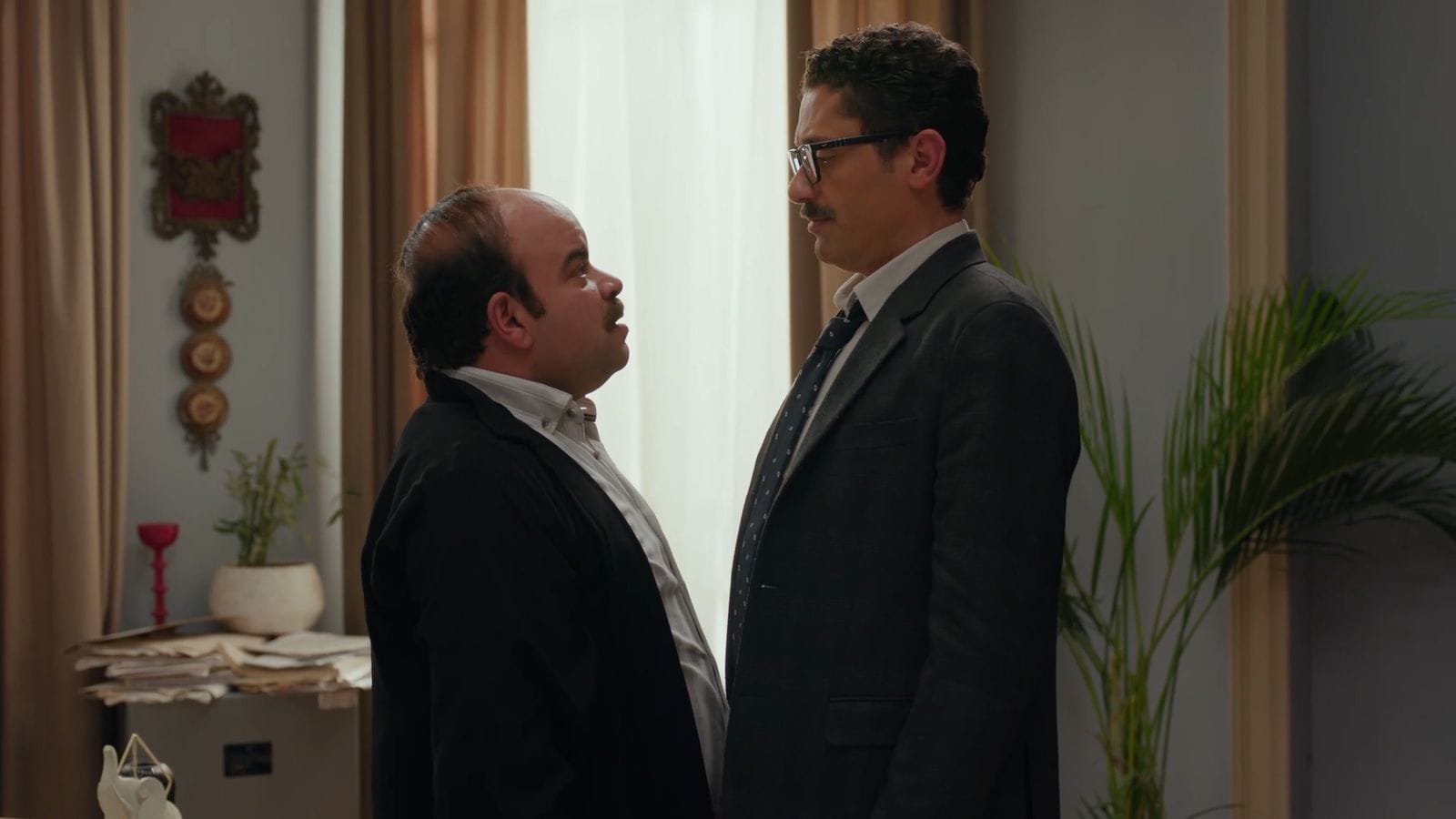 محمد عبد الرحمن يحاول التوسط في أزمة بين سمير وزوجته ضمن أحداث "المتر سمير"