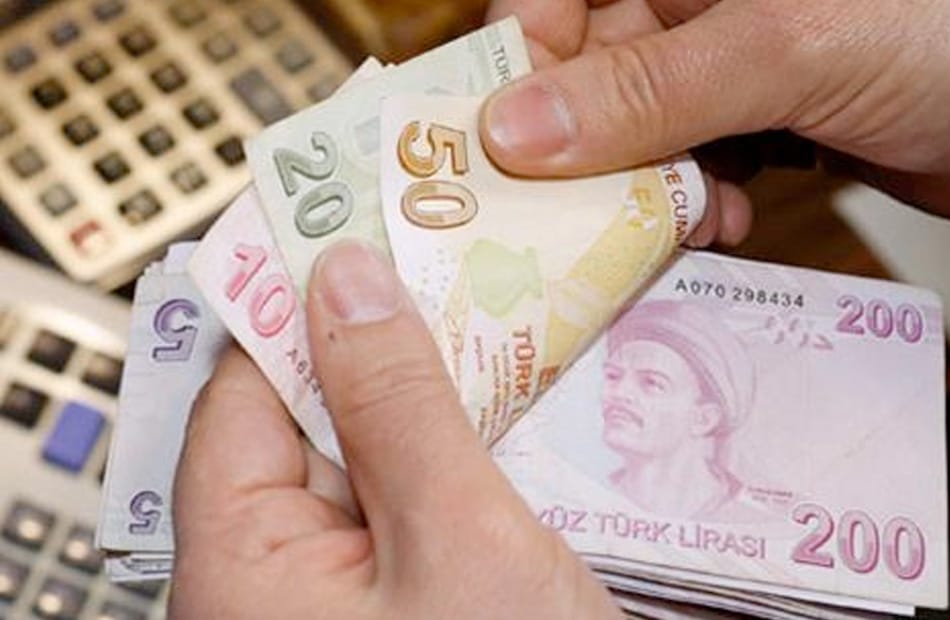 تركيا تنفق 12 مليار دولار من الاحتياطي لدعم الليرة وسط تقلبات عالمية