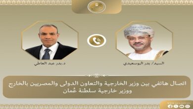 وزير الخارجية يبحث مع نظيره العماني تداعيات التصعيد العسكري الإقليمي