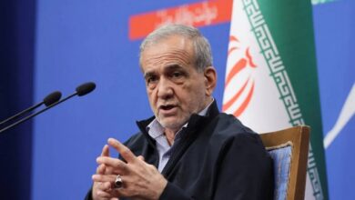 الرئيس الإيراني يؤكد الالتزام بسياسة حسن الجوار واستهداف القواعد الأمريكية