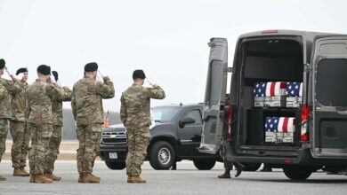 الرئيس الأمريكي يتسلم رفات 6 أمريكيين قتلوا في مواجهات