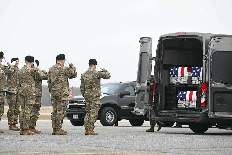 الرئيس الأمريكي يتسلم رفات 6 أمريكيين قتلوا في مواجهات