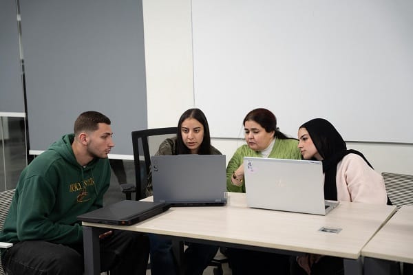 جامعة مصر للمعلوماتية تتعاون مع دل العالمية في 3 مشاريع لتطوير الرعاية الصحية والنقل باستخدام الذكاء الاصطناعي