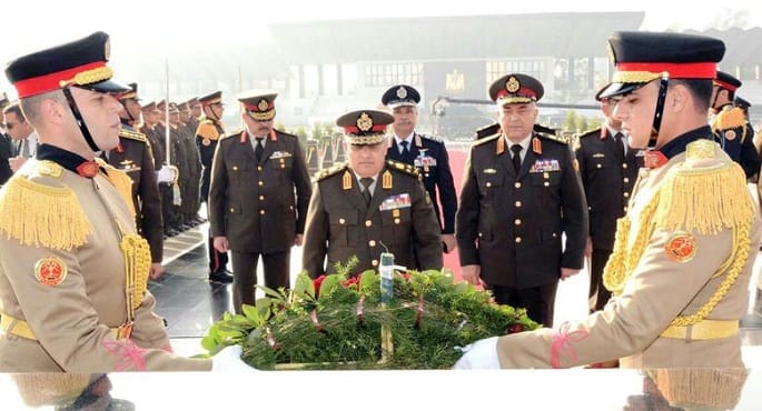 الرئيس السيسي ينيب وزير الدفاع لوضع إكليل الزهور على النصب التذكاري لشهداء القوات المسلحة