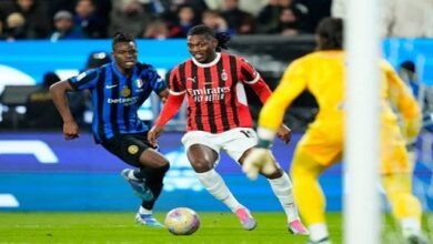 ميلان يستضيف إنتر في قمة حاسمة بالدوري الإيطالي