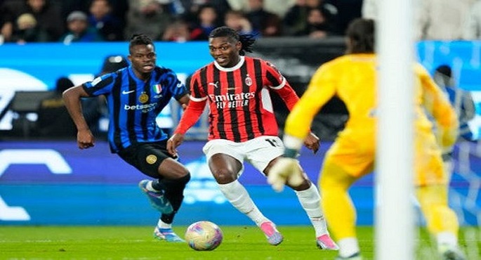 ميلان يستضيف إنتر في قمة حاسمة بالدوري الإيطالي