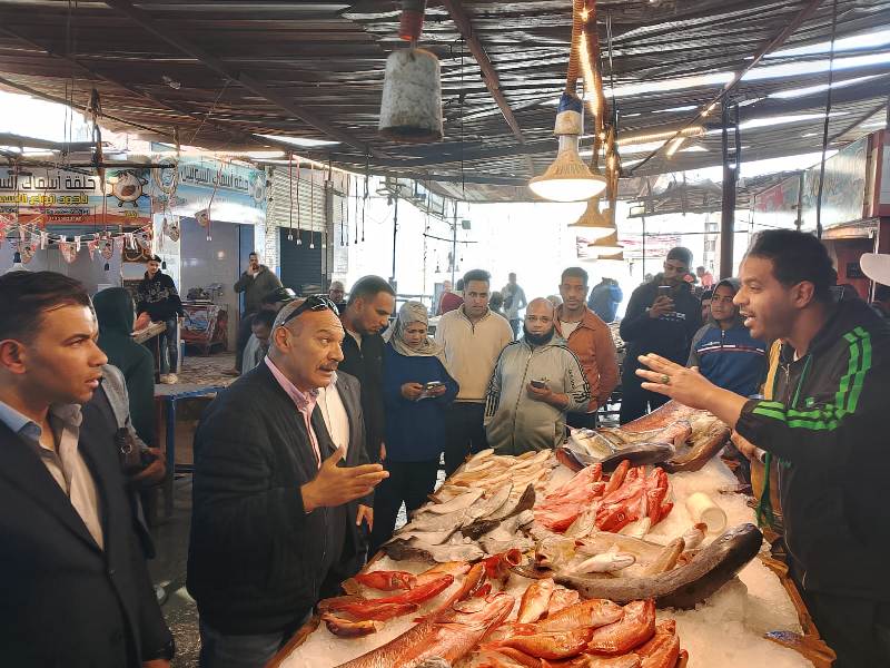 محافظ السويس يتفقد حلقة السمك ويؤكد على إعلان الأسعار للمواطنين