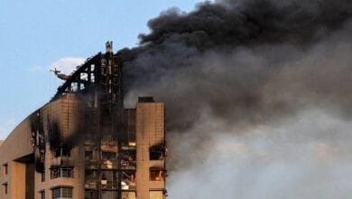 وفاتان و12 إصابة بسقوط مقذوف عسكري على مبنى سكني بالخرج