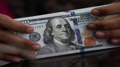 الدولار يصعد وسط تصاعد القلق الاقتصادي وتوترات الشرق الأوسط