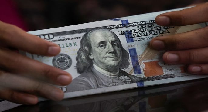 الدولار يصعد وسط تصاعد القلق الاقتصادي وتوترات الشرق الأوسط