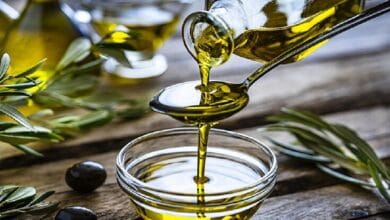 زيت الزيتون يعزز فوائد طبق الفول خلال السحور