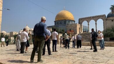 محافظة القدس: تسليح المستوطنين تحريض عنصري وخطوة خطيرة لتصعيد الجرائم بحق الفلسطينيين