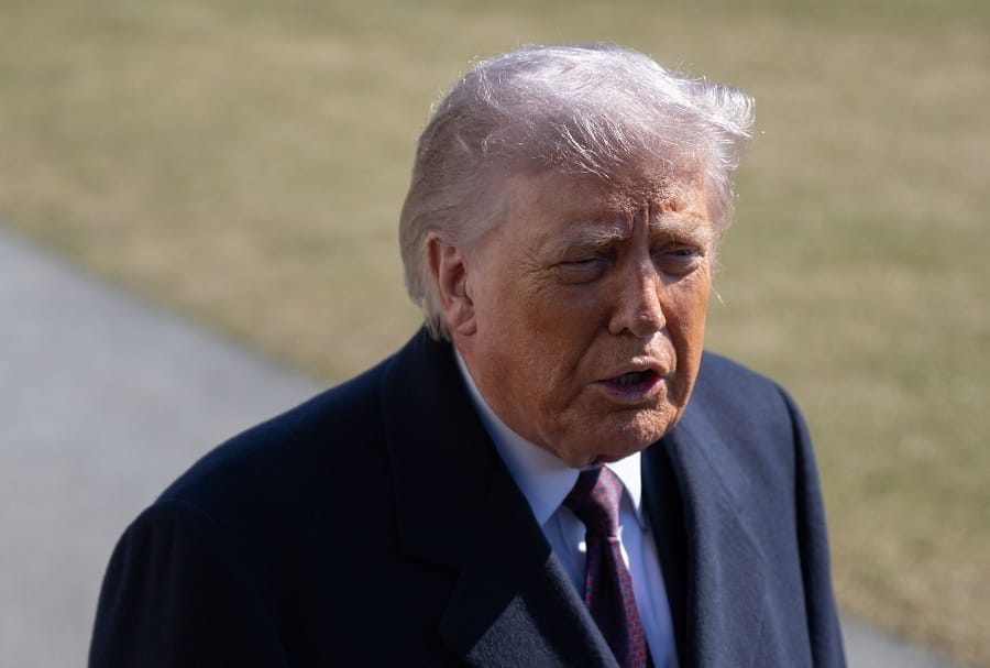 الرئيس الأمريكي يبحث تعيين بديل لخامنئي