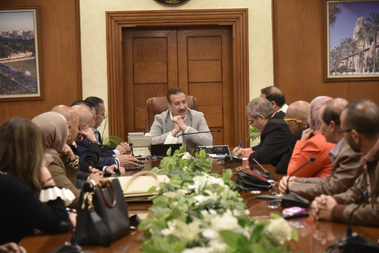 محافظ بورسعيد يعلن خطة لتطوير البنية التحتية وملفات الإسكان