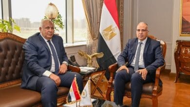 وزير الري ومحافظ مطروح يبحثان مشروعات تطوير الموارد المائية وحماية السيول