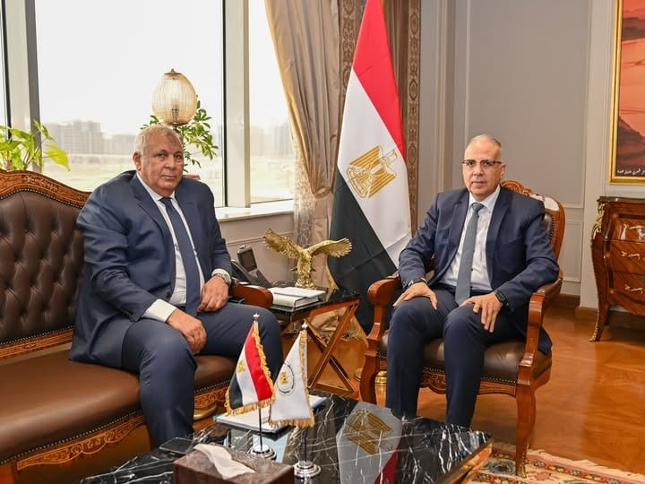 وزير الري ومحافظ مطروح يبحثان مشروعات تطوير الموارد المائية وحماية السيول