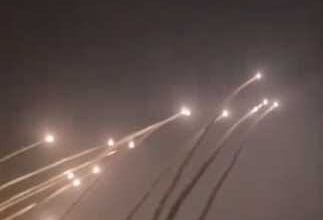 السعودية تعترض صواريخ باليستية إيرانية تستهدف قاعدة جوية.. وطهران تستهدف مواقع أمريكية و"تل أبيب"