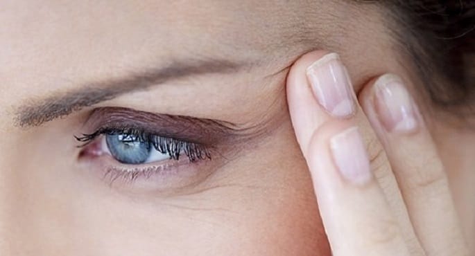 وصفات طبيعية فعالة للتخلص من تجاعيد العين