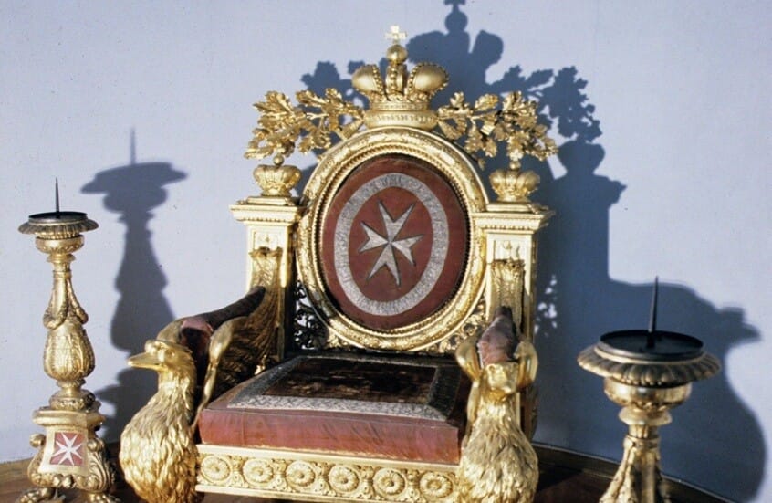 محكمة روسية تغرم زائراً خرب عرش فرسان مالطا بمتحف الأرميتاج