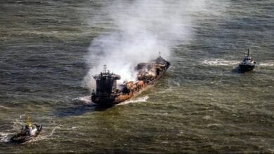 إصابة سفينة حاويات بمقذوف قرب مضيق هرمز