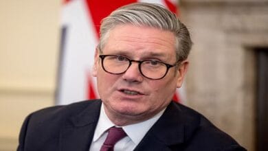 رئيس وزراء بريطانيا يدافع عن قرار عدم التدخل في الصراع الإيراني