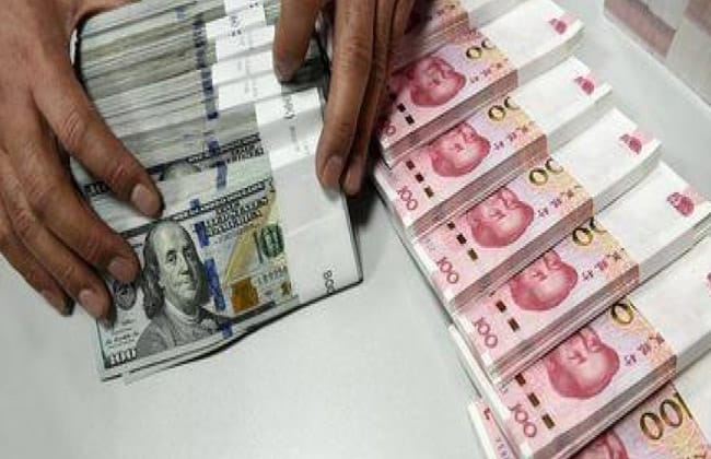 الدولار يرتفع أمام اليوان الصيني بعد تراجع سابق