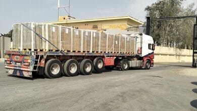 عبور قافلة مساعدات إنسانية إلى قطاع غزة لدعم الفلسطينيين