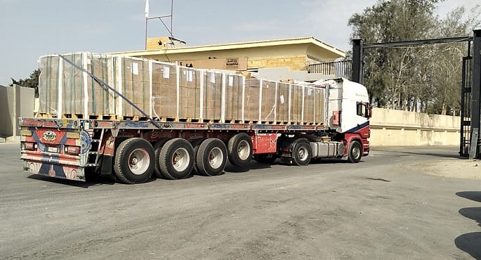 عبور قافلة مساعدات إنسانية إلى قطاع غزة لدعم الفلسطينيين