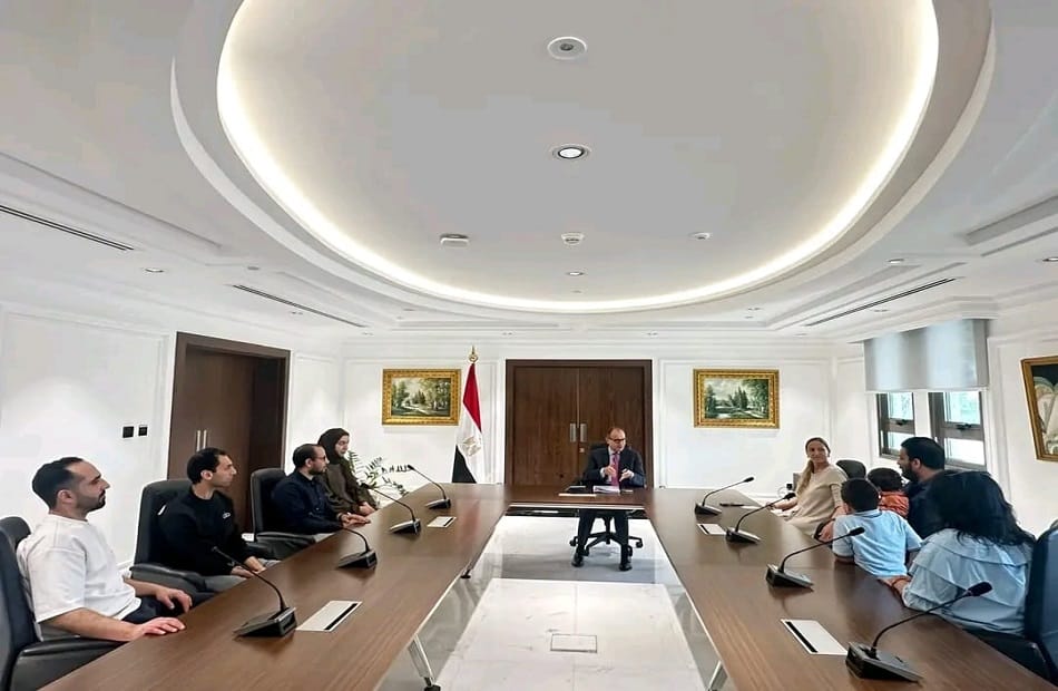 السفير المصري في أبوظبي يبحث أوضاع الجالية المصرية