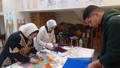 ورشة الزجاج المعشق تواصل فعالياتها بقصر ثقافة الأنفوشي ضمن مشروع "مقتطفات حرفية"