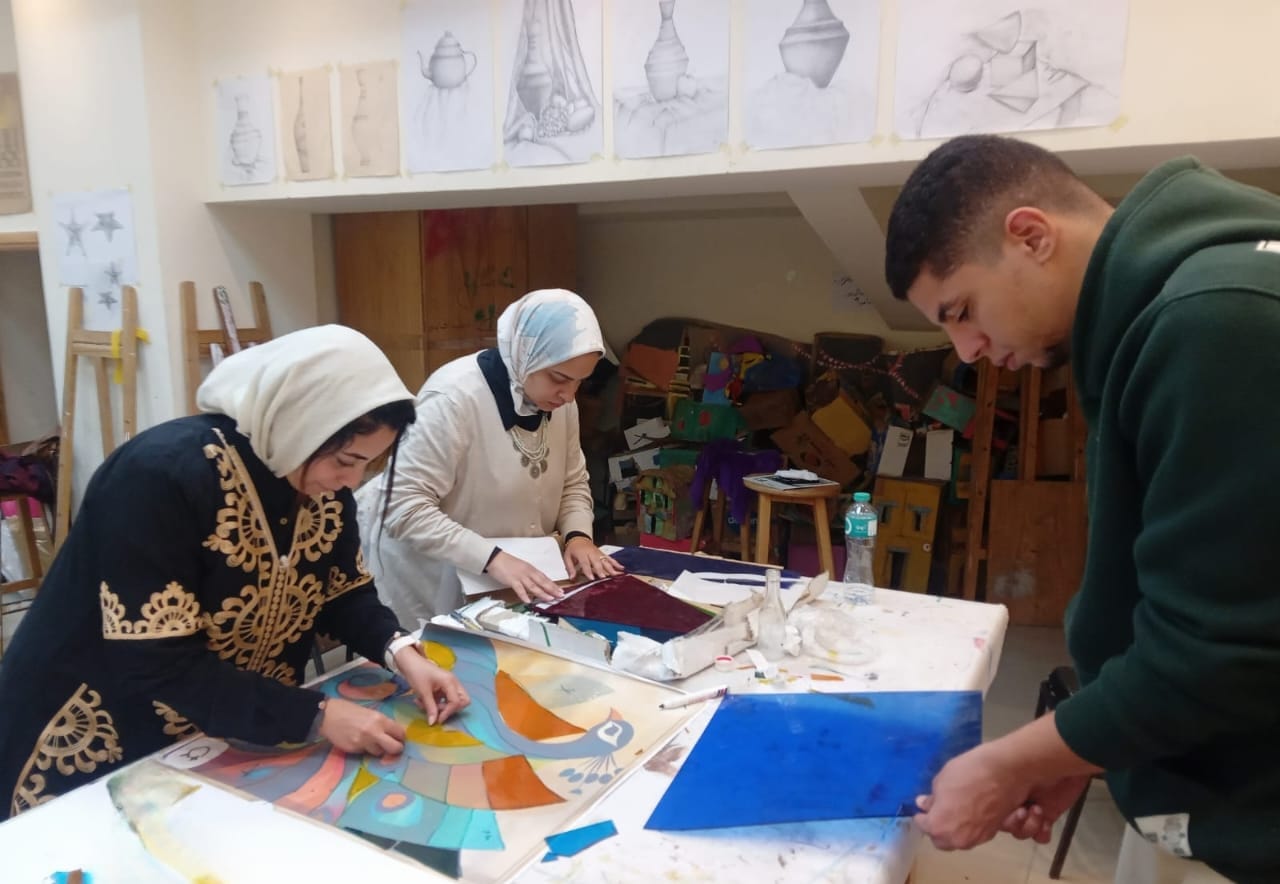 ورشة الزجاج المعشق تواصل فعالياتها بقصر ثقافة الأنفوشي ضمن مشروع "مقتطفات حرفية"