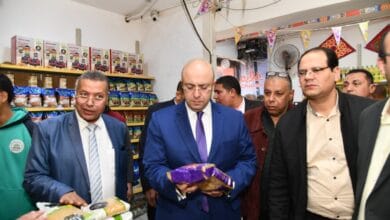 محافظ الفيوم يتفقد السلع الغذائية والمخابز بسنورس ويشدد على ضبط الأسواق