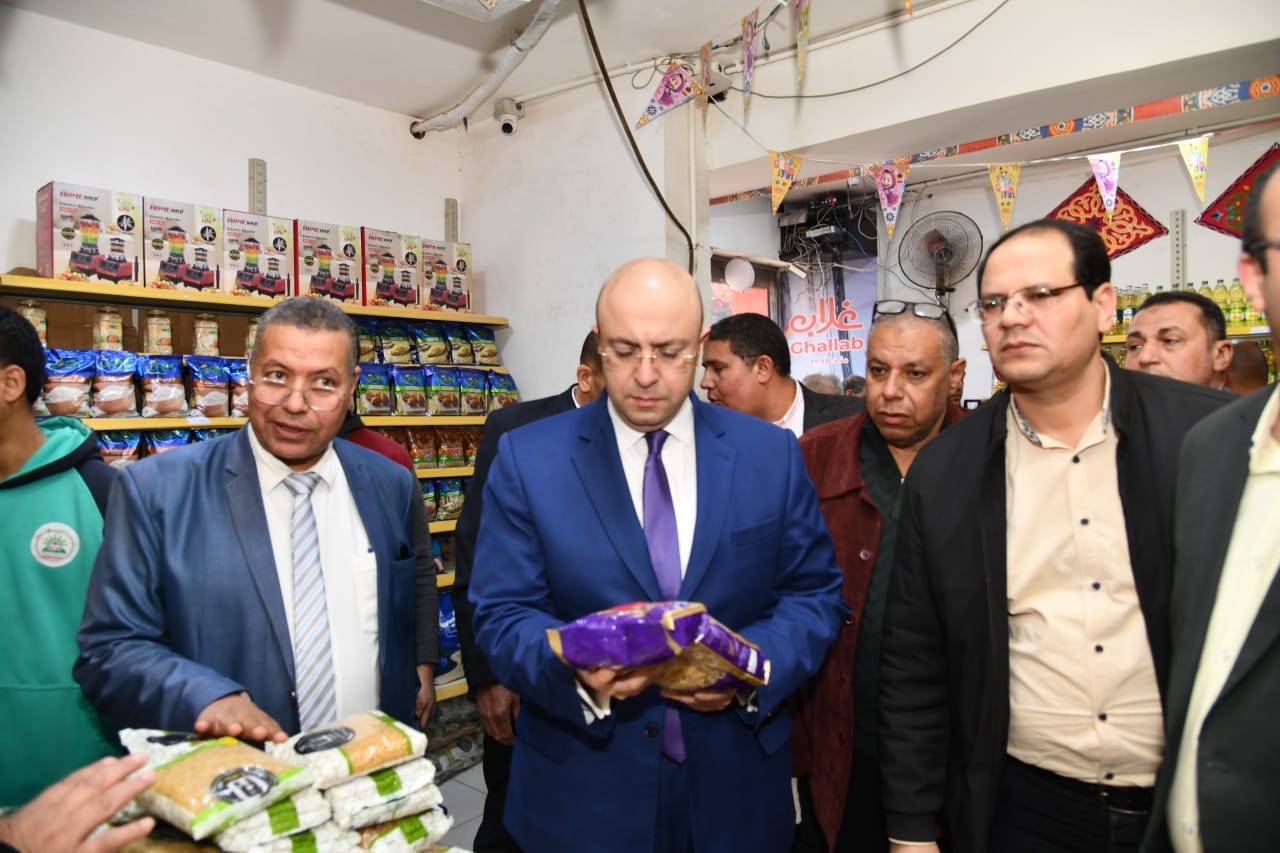 محافظ الفيوم يتفقد السلع الغذائية والمخابز بسنورس ويشدد على ضبط الأسواق