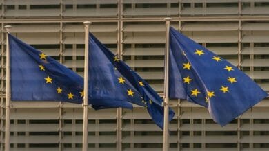 الاتحاد الأوروبي يرفض اتهامات واشنطن بـ "فائض الإنتاج" ويتعهد برد حازم